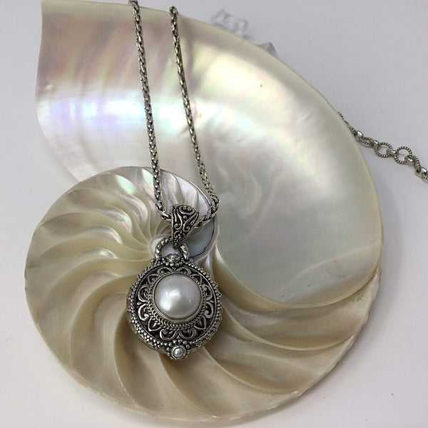 Mabe pearl pendant set in gold and diamonds - Julia's Pearls